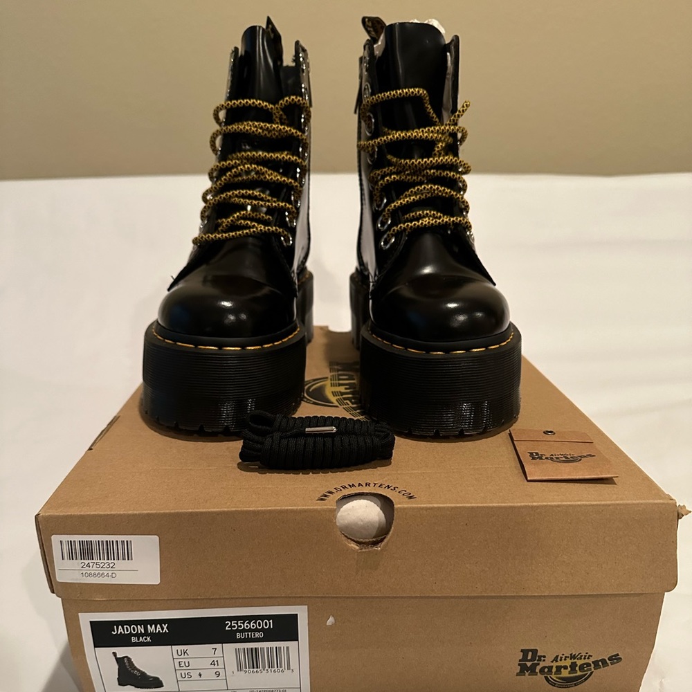 SOLD 🔥❤️Women’s Dr.Martens Jadon Max Platform Boots